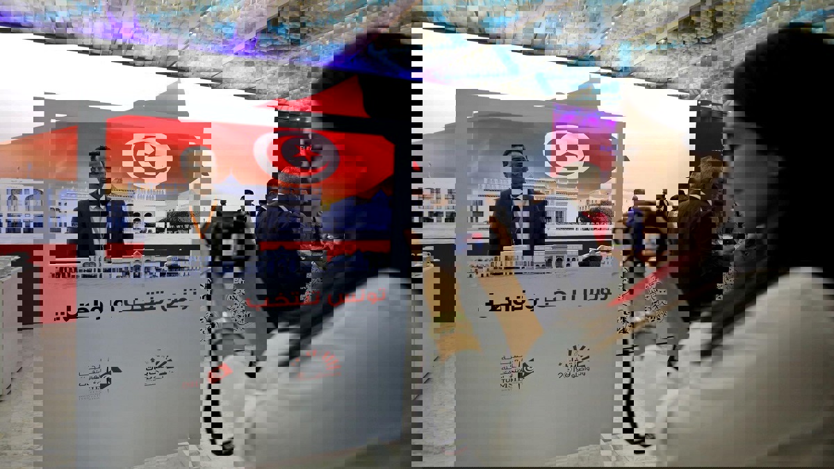 التونسيون يبدأون التصويت لانتخاب رئيس جديد للبلاد (صور)