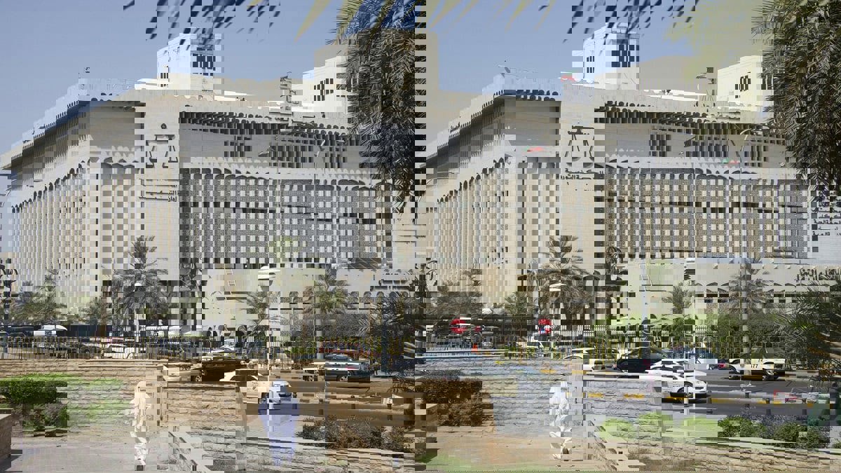 الكويت.. توقيف مصريين متهمين بتجارة الإقامات