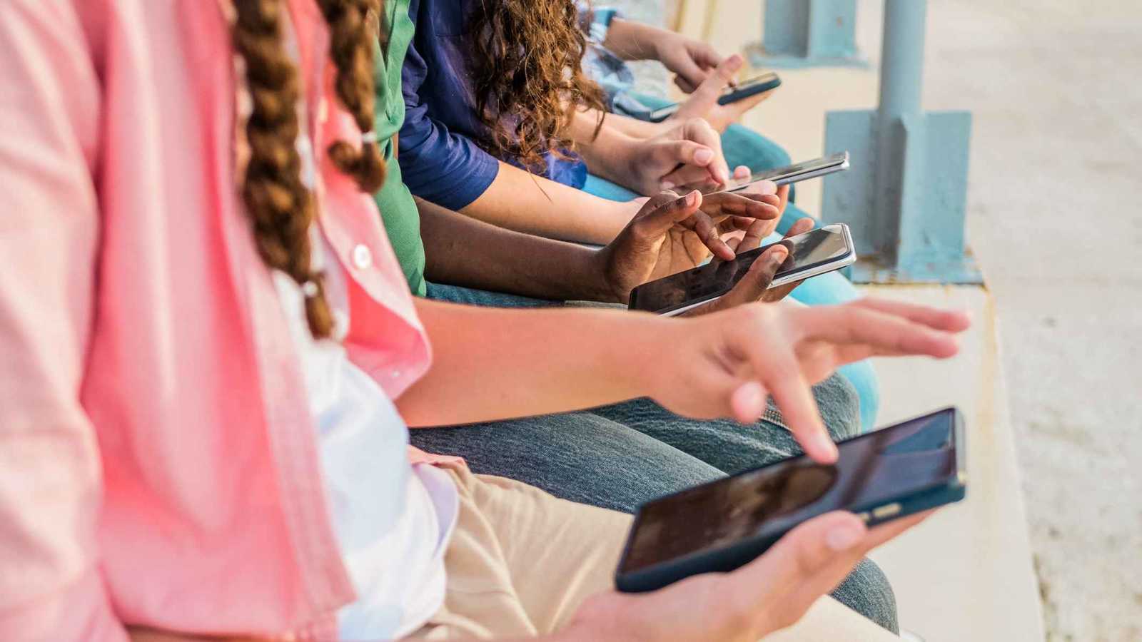 "موغينغ".. ماذا يعني مصطلح المراهقين الجديد؟ وكيف يؤثر على صحتهم؟