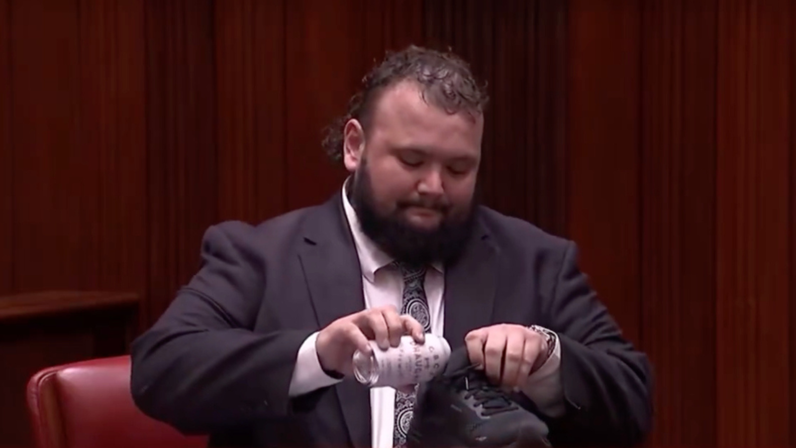 شرب خمراً في حذائه.. نائب أسترالي يحتفل بتقاعده بطريقة غريبة (فيديو)