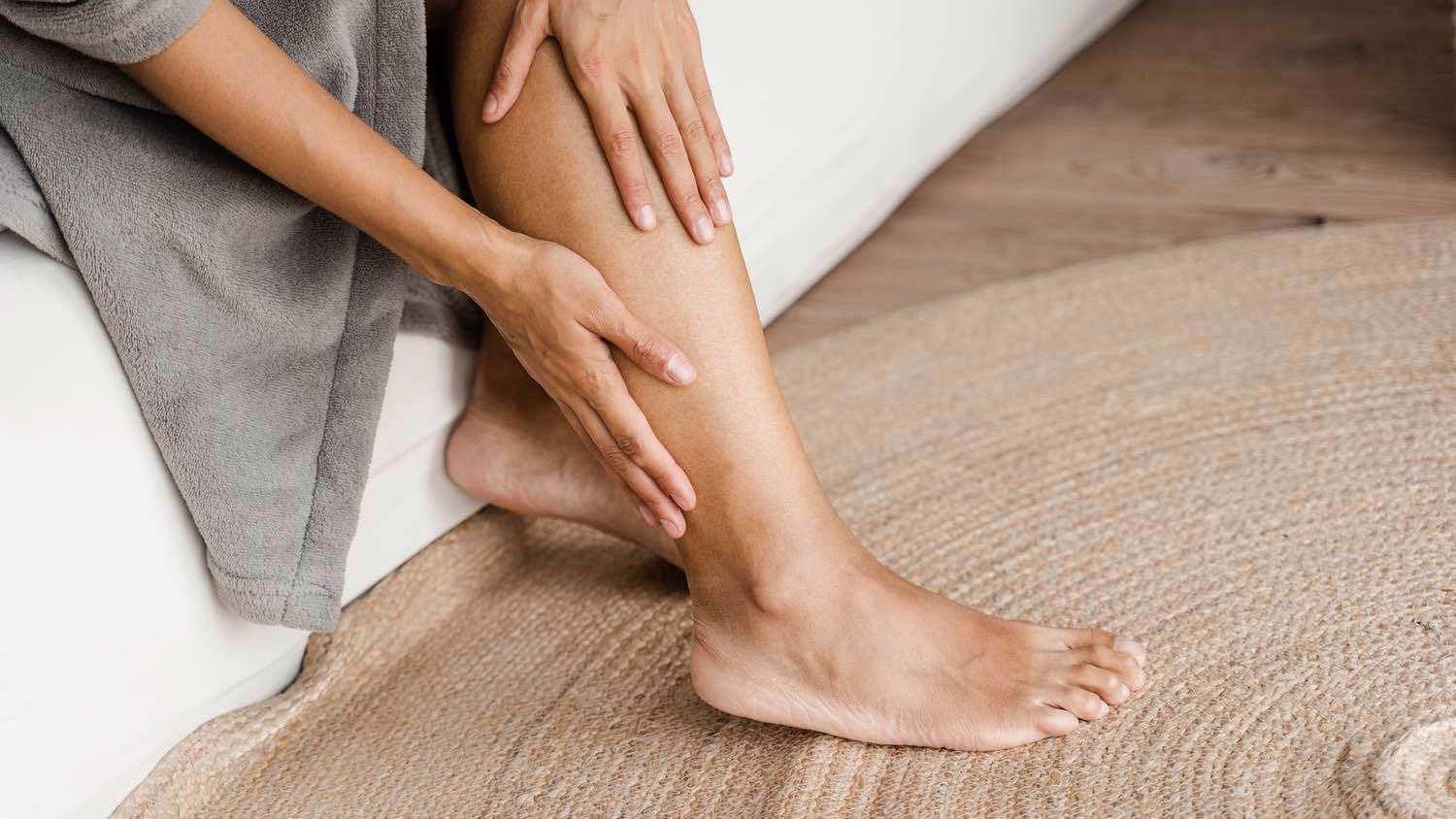 5 إشارات في الساقين قد تنذر بتلف الكلى.. لا تهملها