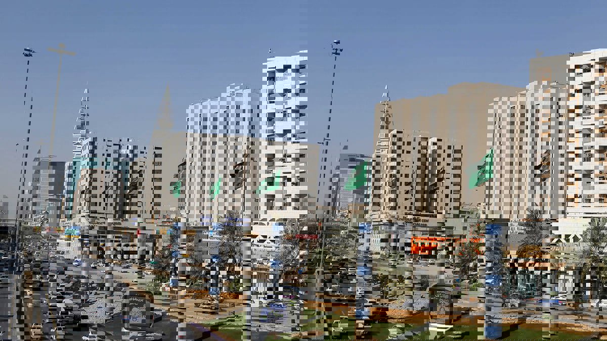 أحكام بالسجن ضد موظفة ورجلي أعمال وقاض ومحافظ بقضايا فساد في السعودية‎‎