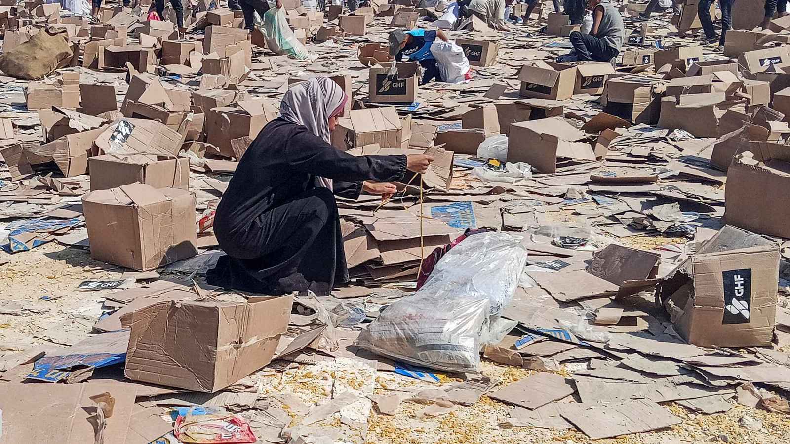 غزة.. مقتل 17 في خيام للنازحين وموقع قرب مركز مساعدات (فيديو)