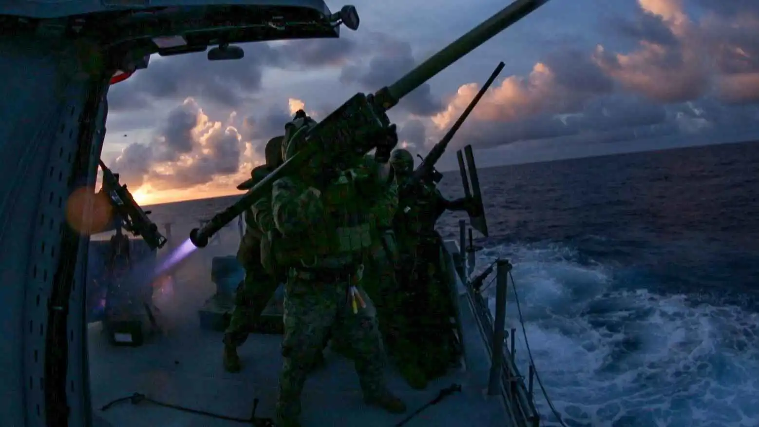 عناصر من قوات المارينز يستعدون للإنزال من سفينة "يو إس إس آش