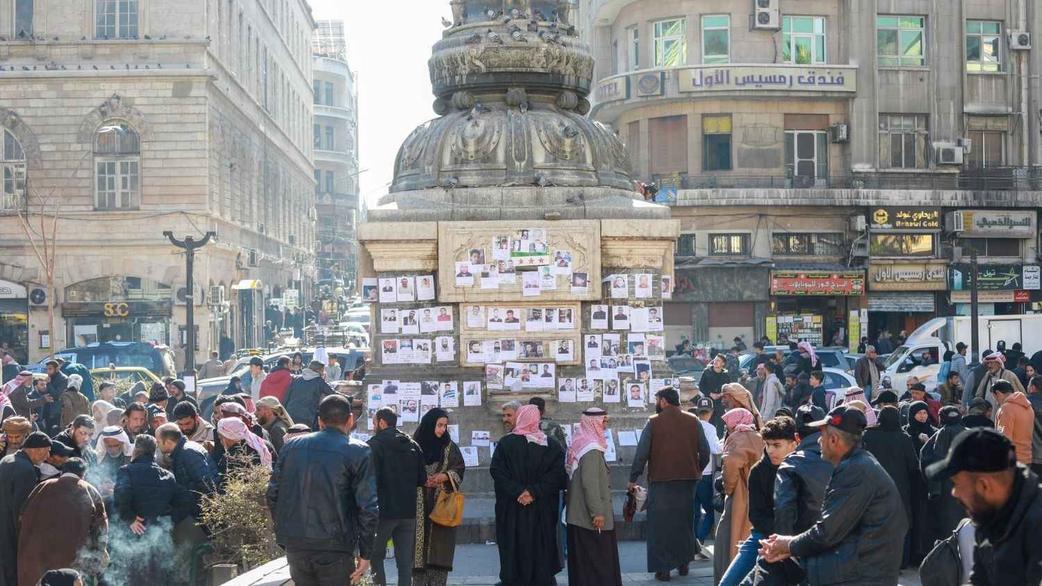 نصب لوحات في المدن السورية تحمل صور المفقودين والمختفين قسريا