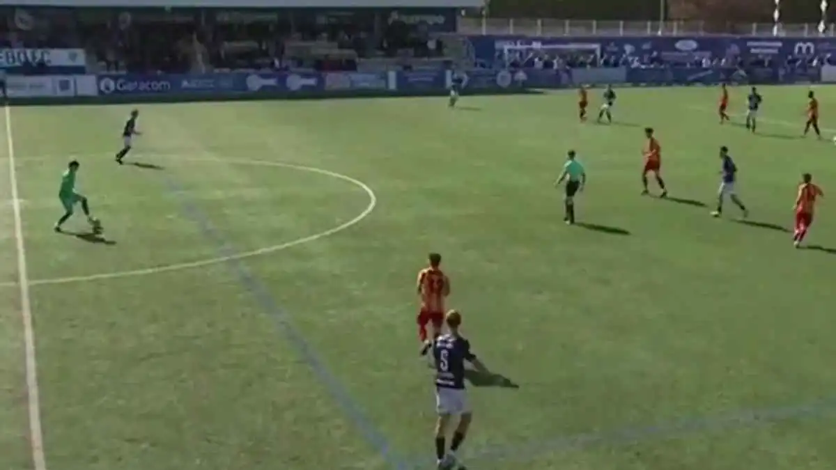 حارس بلاعب على طريقة كرة اليد.. تغيير جنوني يقلب موازين مباراة بإسبانيا (فيديو)