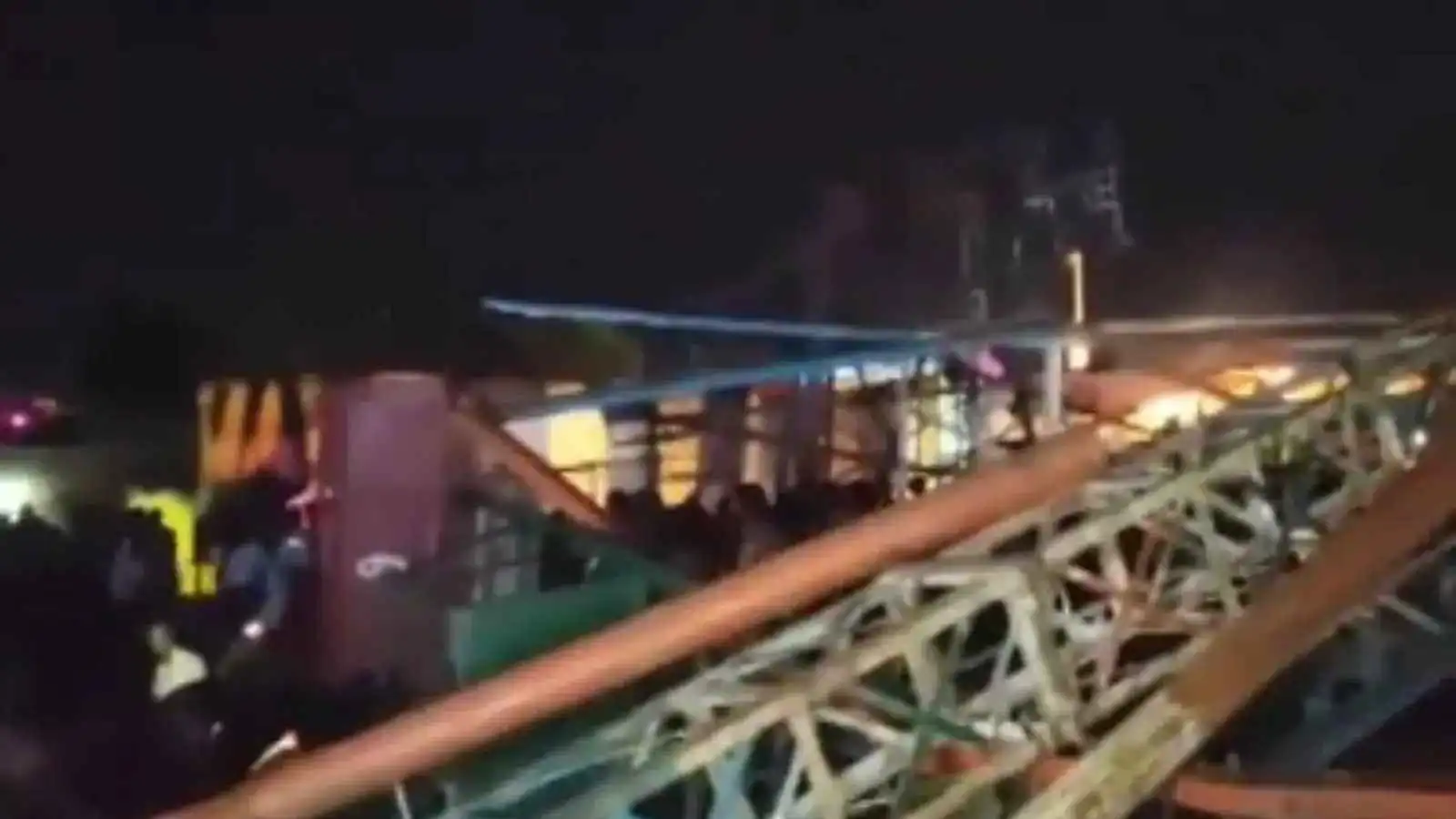 عشرات المصابين في الهند إثر انهيار أرجوحة بارتفاع 60 قدما (فيديو)