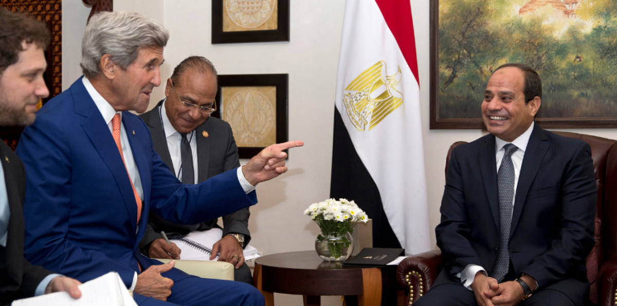 بالفيديو.. حارس السيسي يفاجئ كيري: "هل تحمل هاتفًا مزودًا بكاميرا؟"