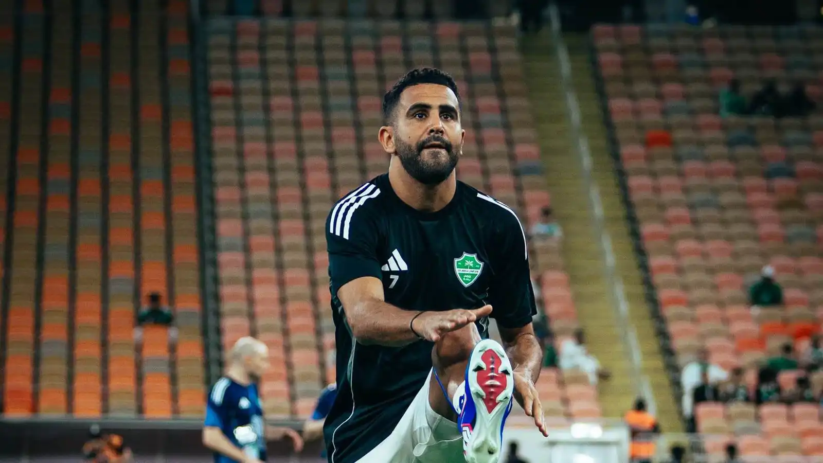 رياض محرز لاعب الأهلي السعودي