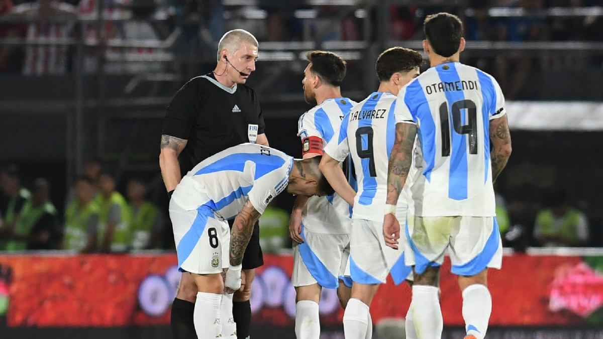 ميسي يشتبك مع الحكم مفتول العضلات (فيديو)