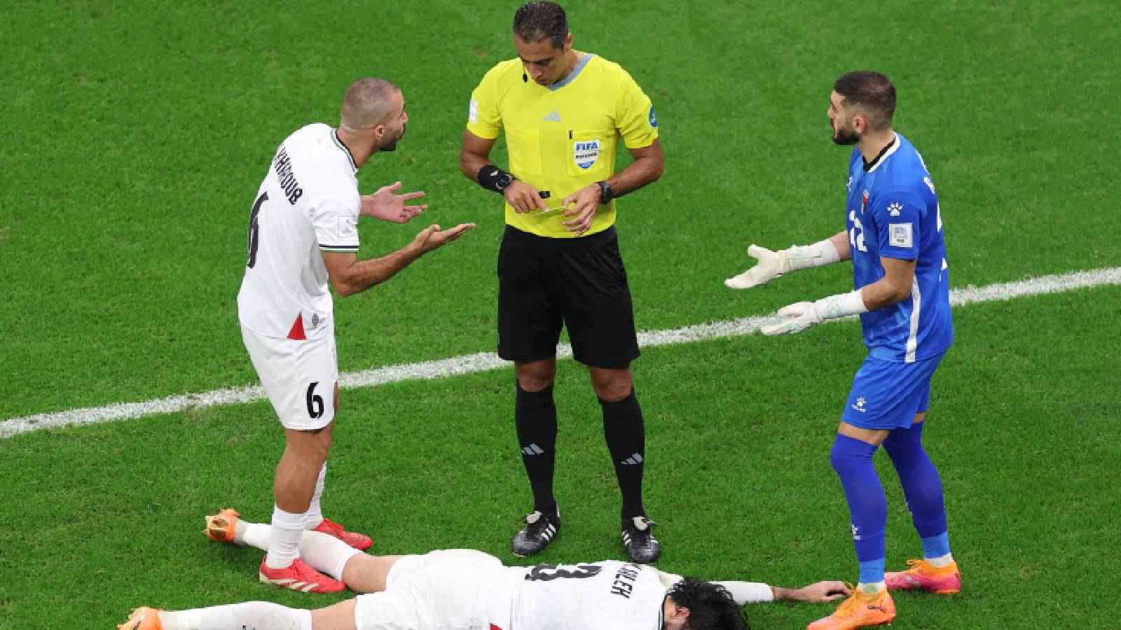 "رجل من ضهر رجل".. رد ناري من مدافع فلسطين على حكم مباراة السعودية (صورة)