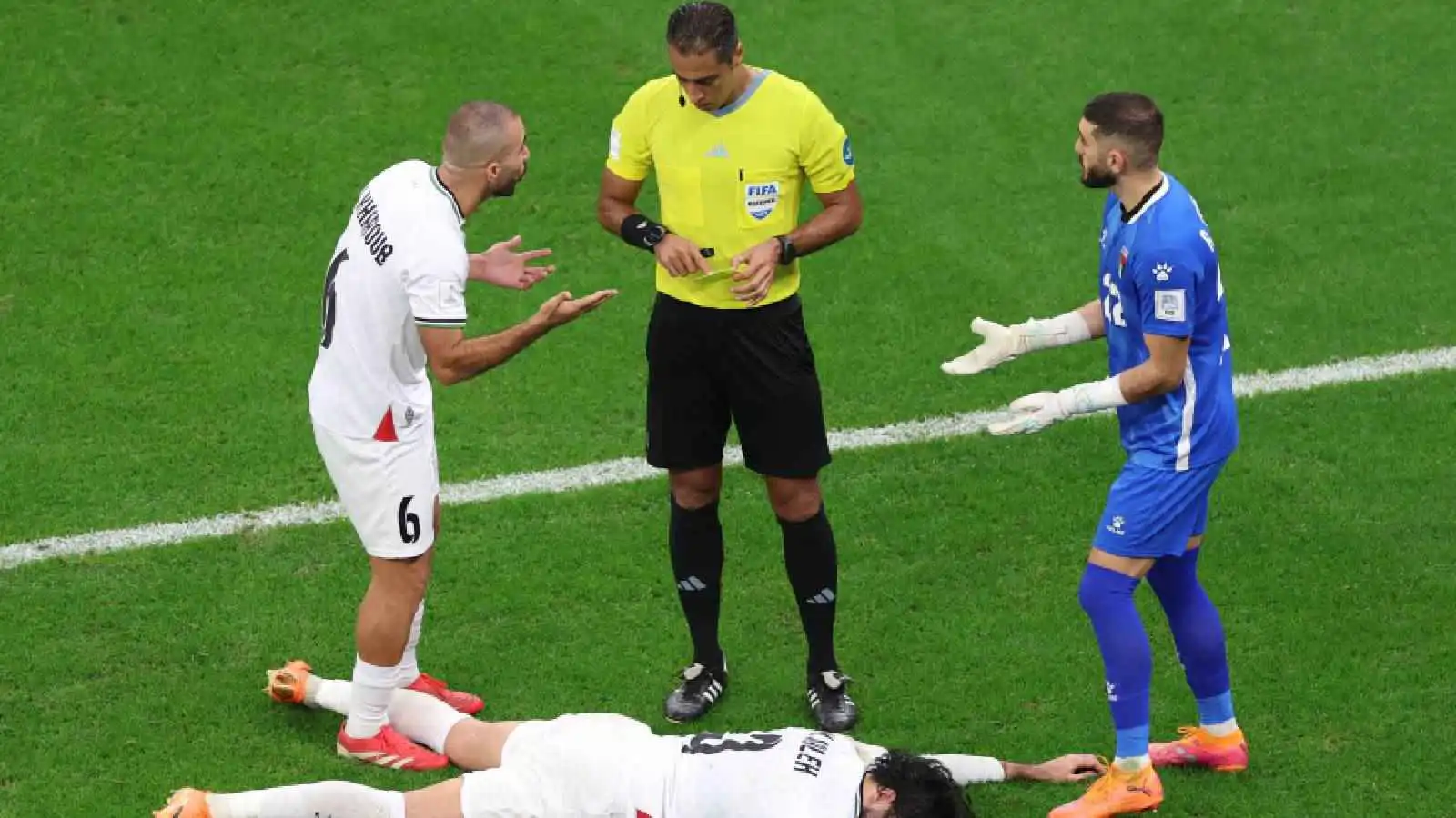 "رجل من ضهر رجل".. رد ناري من مدافع فلسطين على حكم مباراة السعودية (صورة)