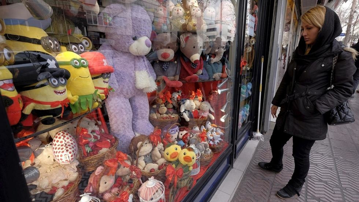 قم الإيرانية تهدد بمعاقبة المحتفلين بعيد الحب