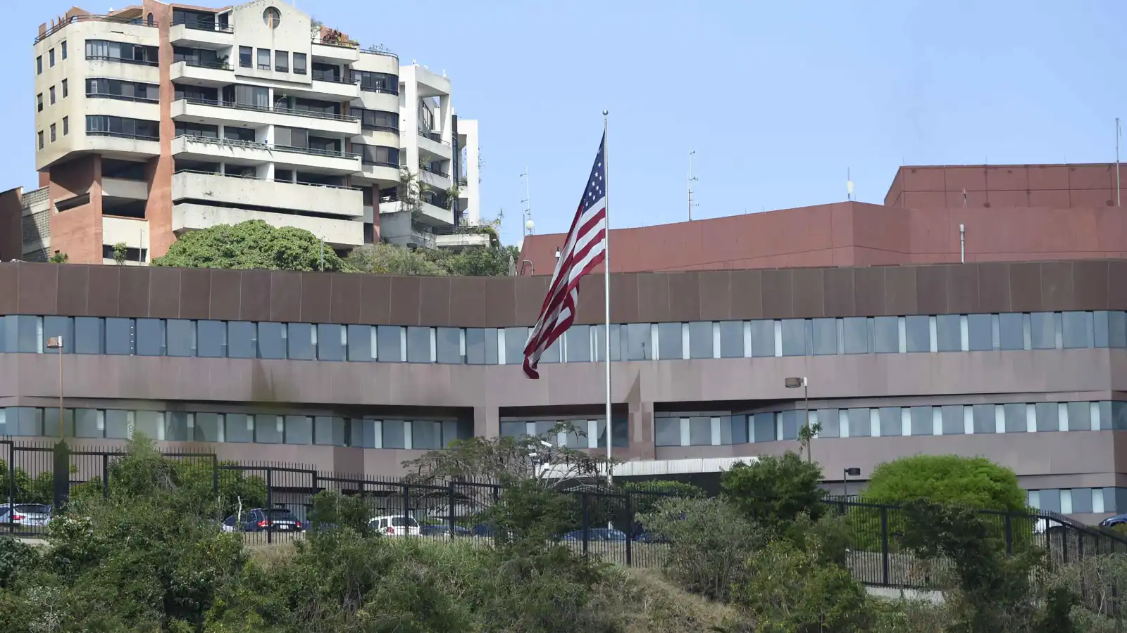 أمريكا تبدي استعدادها لإعادة فتح سفارتها في كراكاس بشرط