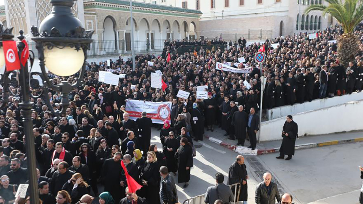 احتجاجًا على الضرائب.. محامون تونسيون يقتحمون ساحة الحكومة (صور)