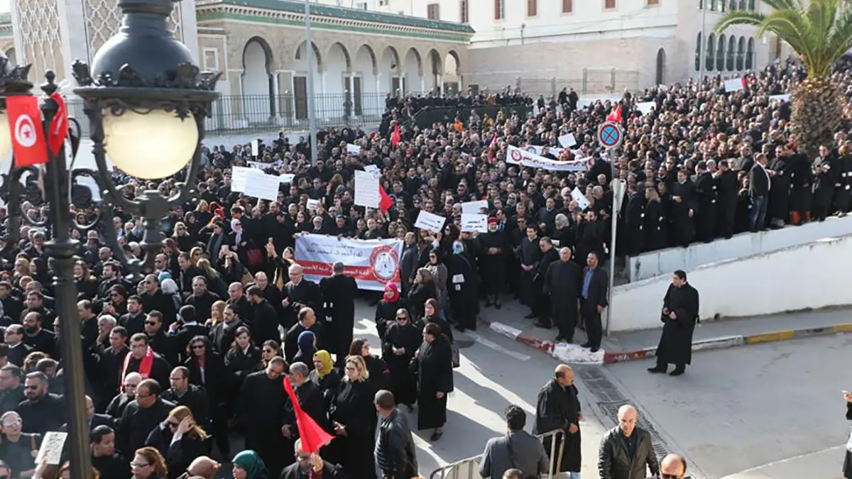 احتجاجًا على الضرائب.. محامون تونسيون يقتحمون ساحة الحكومة (صور)
