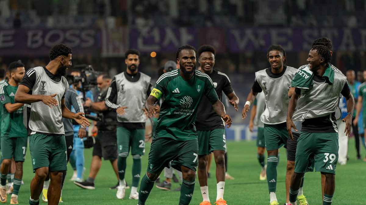 فابرزيو رومانو يحسم الجدل حول رحيل نجم الأهلي السعودي