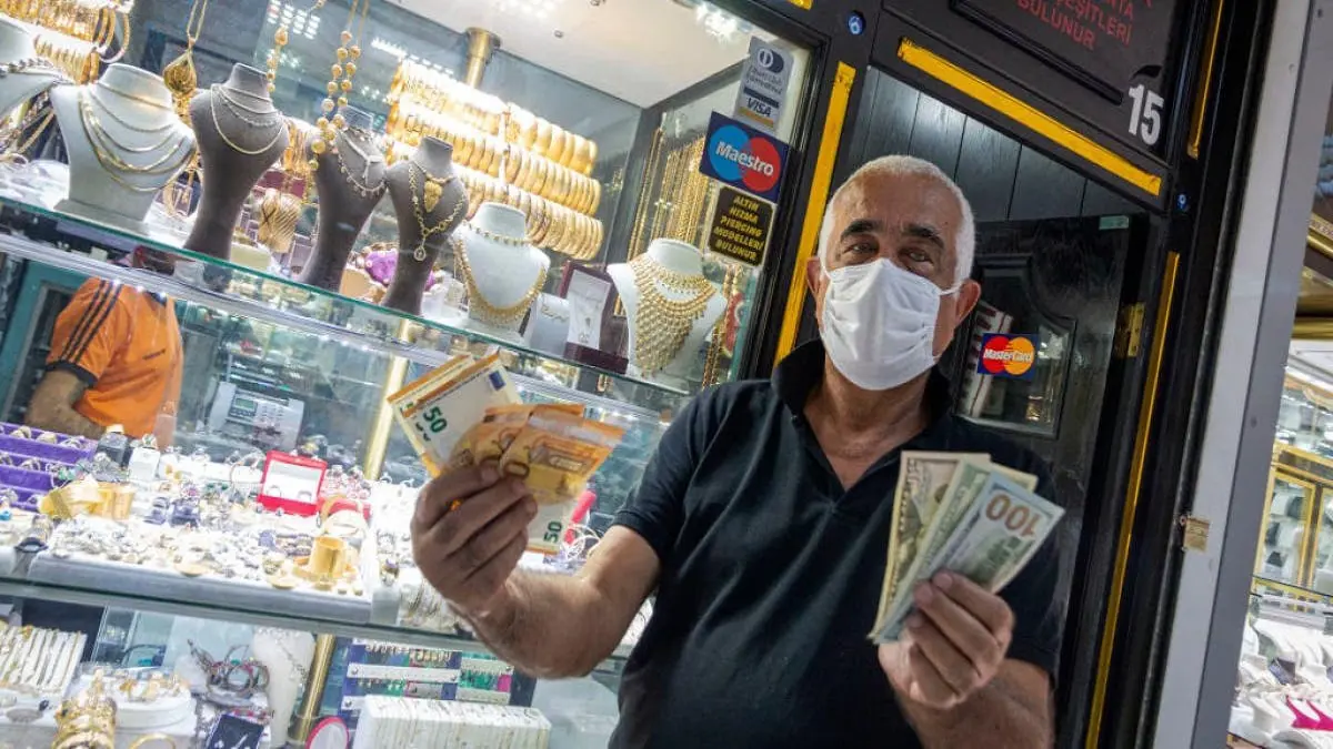 تقرير: الليرة التركية تتراجع من جديد.. وقرارات البنك المركزي لا تكفي لاستعادة الثقة