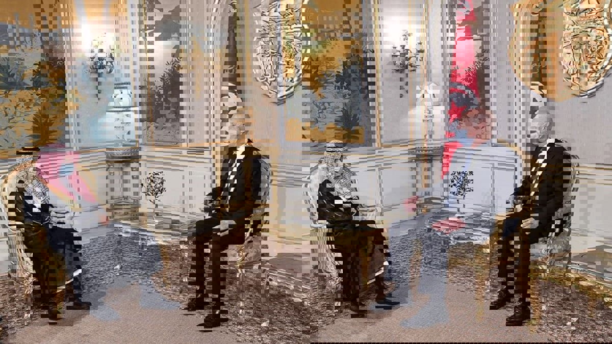 قادمًا من الجزائر.. وزير الخارجية السعودي يلتقي قيس سعيد في تونس