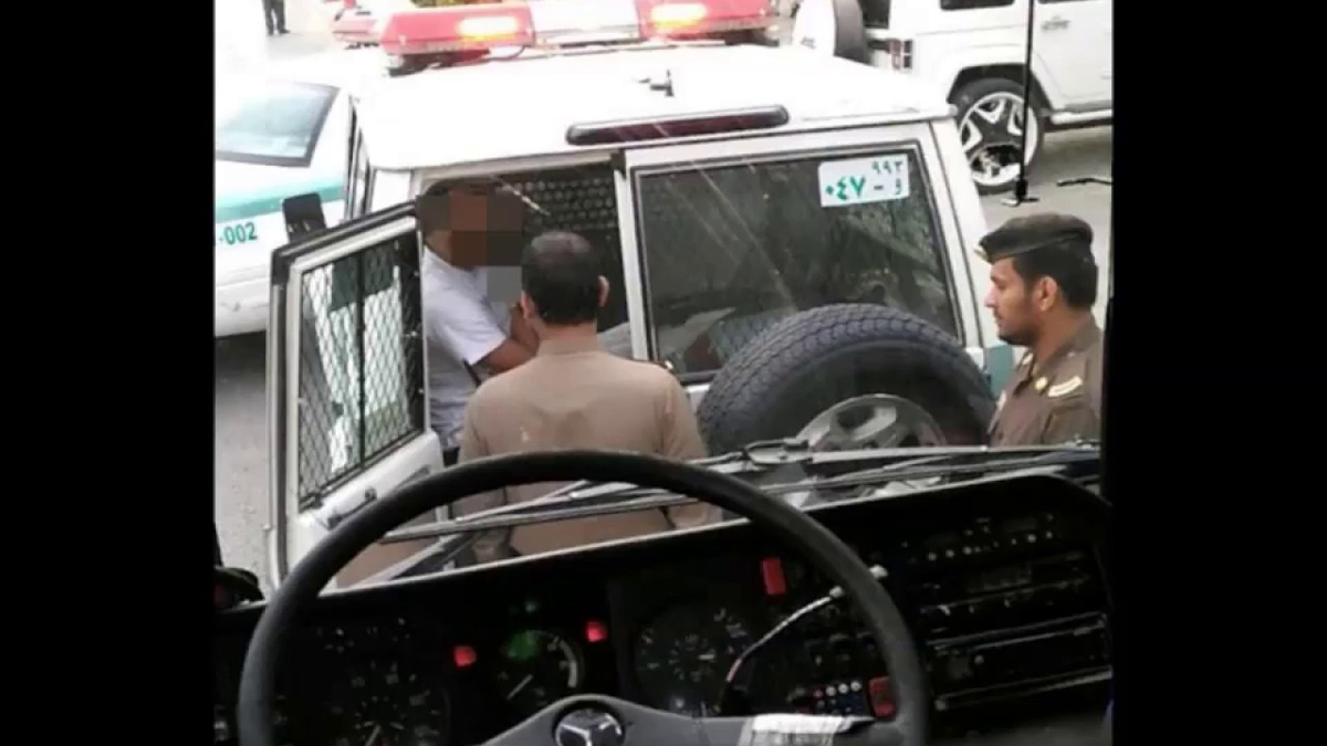 بالفيديو.. الشرطة السعودية توقف سائقًا باكستانيًا أثار الرعب بقيادته المتهورة