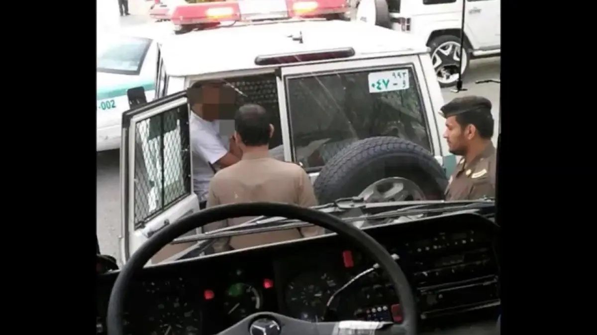 بالفيديو.. الشرطة السعودية توقف سائقًا باكستانيًا أثار الرعب بقيادته المتهورة
