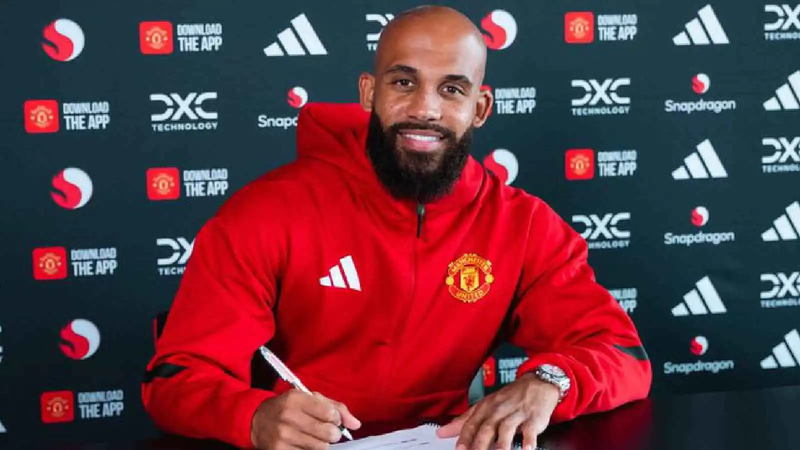 رسمياً.. مانشستر يونايتد يعلن صفقة مبيومو