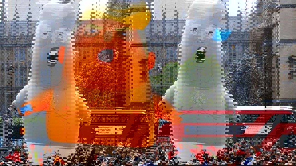 بالون "ترامب الرضيع" يحلق مجددًا في سماء بريطانيا