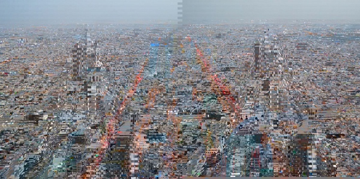 بلومبيرغ : نتائج عكسية لرؤية السعودية 2030 في عامها الأول