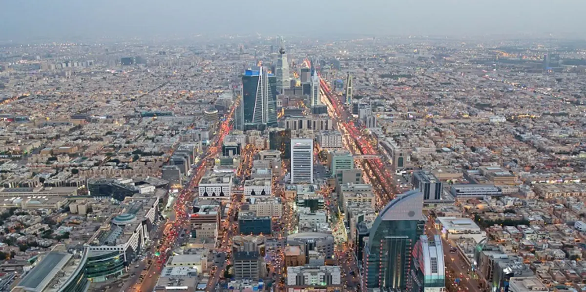 بلومبيرغ : نتائج عكسية لرؤية السعودية 2030 في عامها الأول