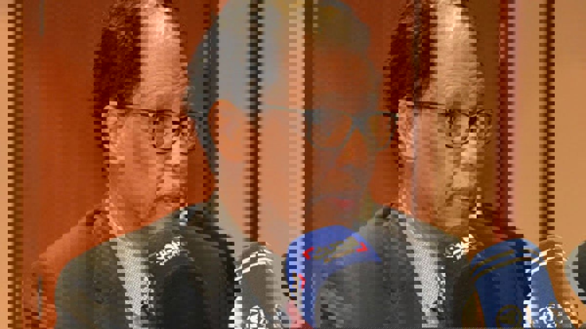 وزير الطاقة السوداني يعزل نفسه بعد لقائه مصابا بفيروس كورونا