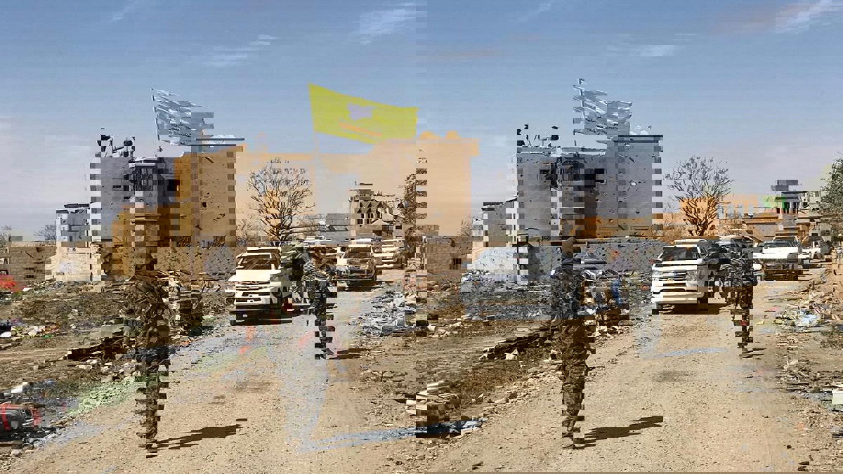 استسلام عناصر من داعش بعد خروجهم من أنفاق في الباغوز السورية