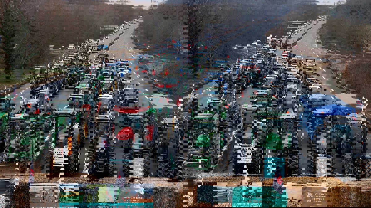 قبيل قمة بروكسل.. "ثورة المزارعين" تمتد من فرنسا إلى أوروبا 