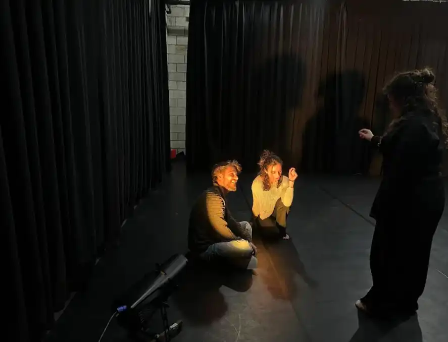 مشهد من مسرحية ما بين بين 