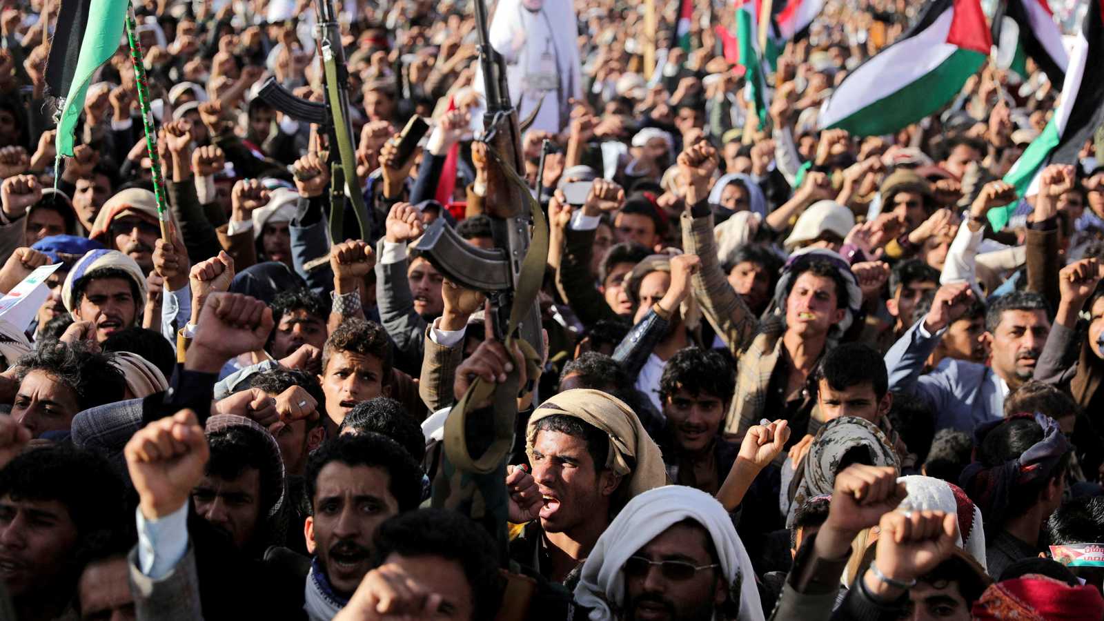 الحوثيون في مأزق.. عقوبات وسخط شعبي بسبب تهديد الملاحة الدولية