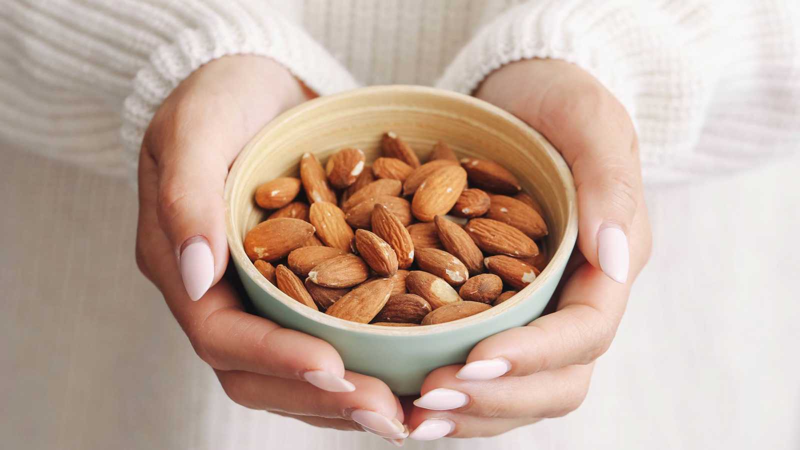 الإفراط في تناول اللوز.. آثار خفية قد تهدد صحتك