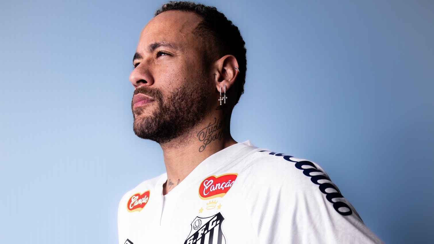 تحت الأمطار.. استقبال جنوني من جماهير سانتوس لنيمار (فيديو)