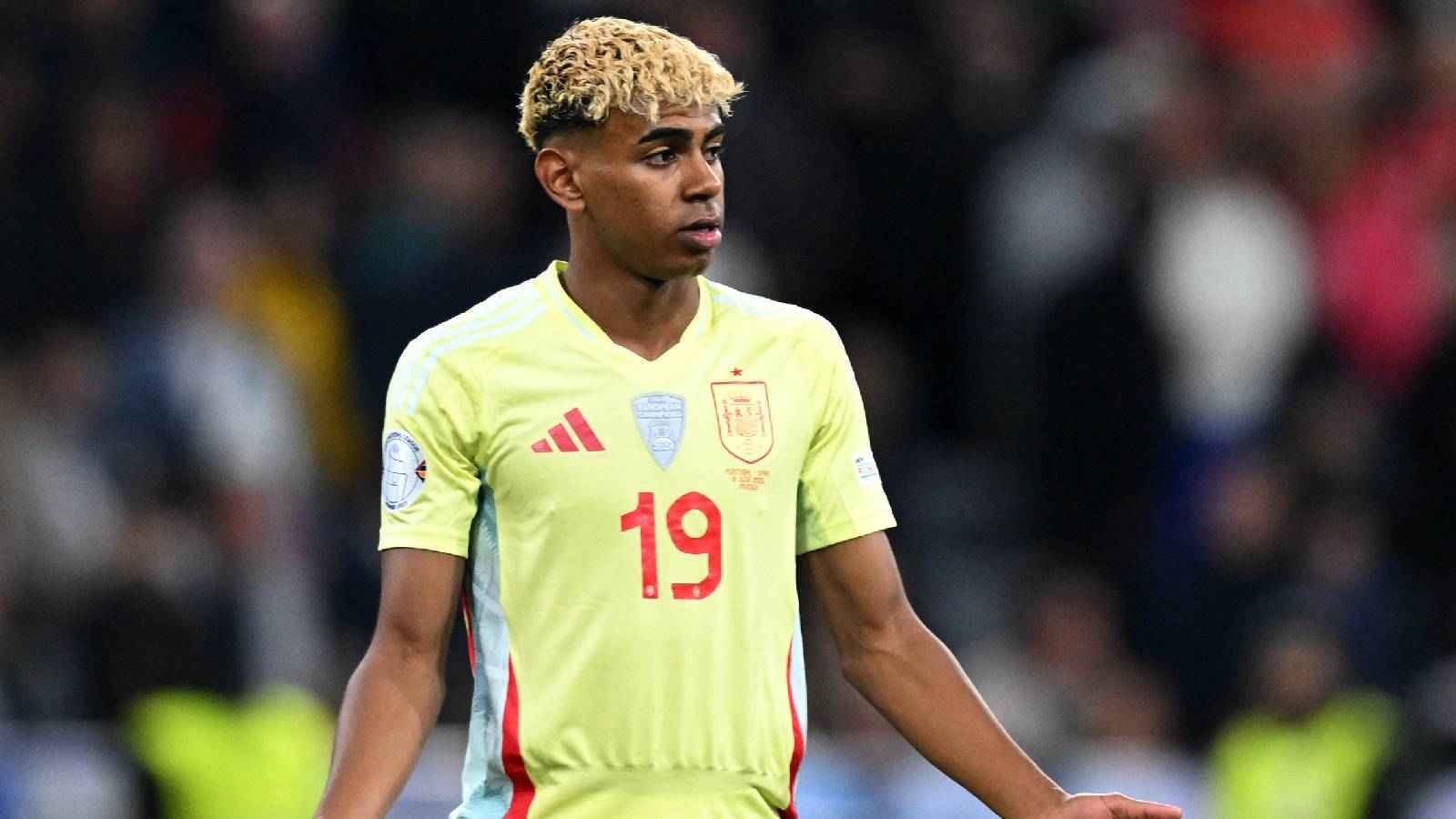 "ديمبيلي يستحق الكرة الذهبية".. مشجع يحرج لامين يامال في المطار (فيديو)