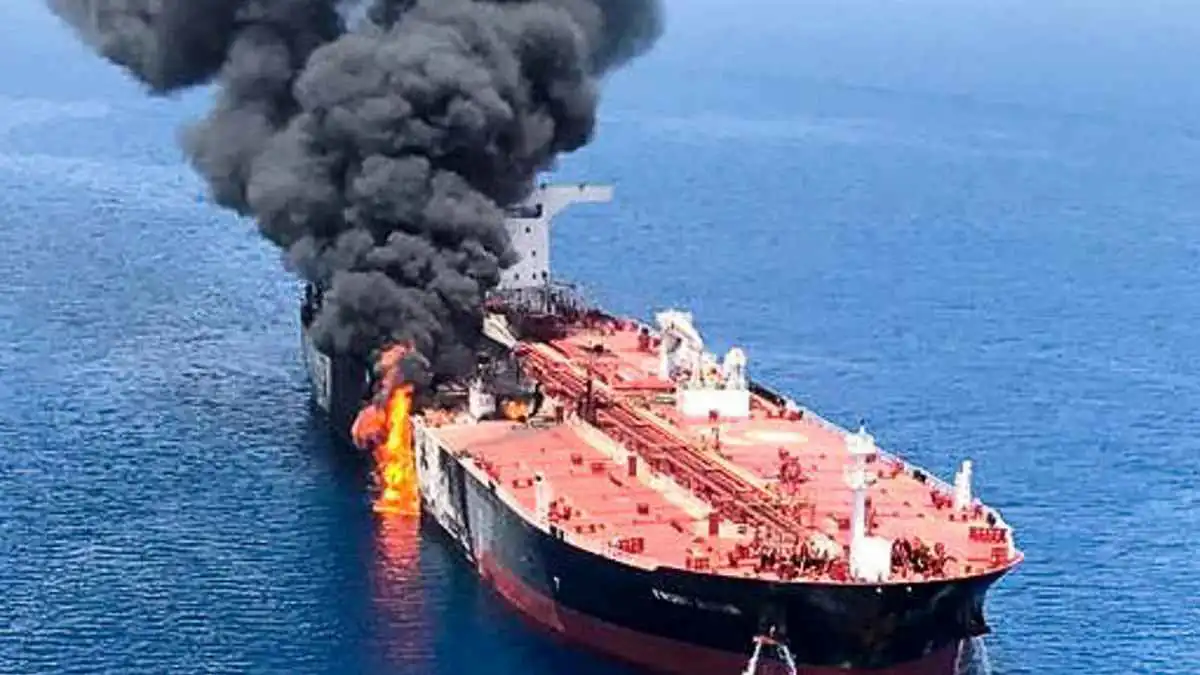 اشتعال النيران في ناقلة نفط في وقت سابق