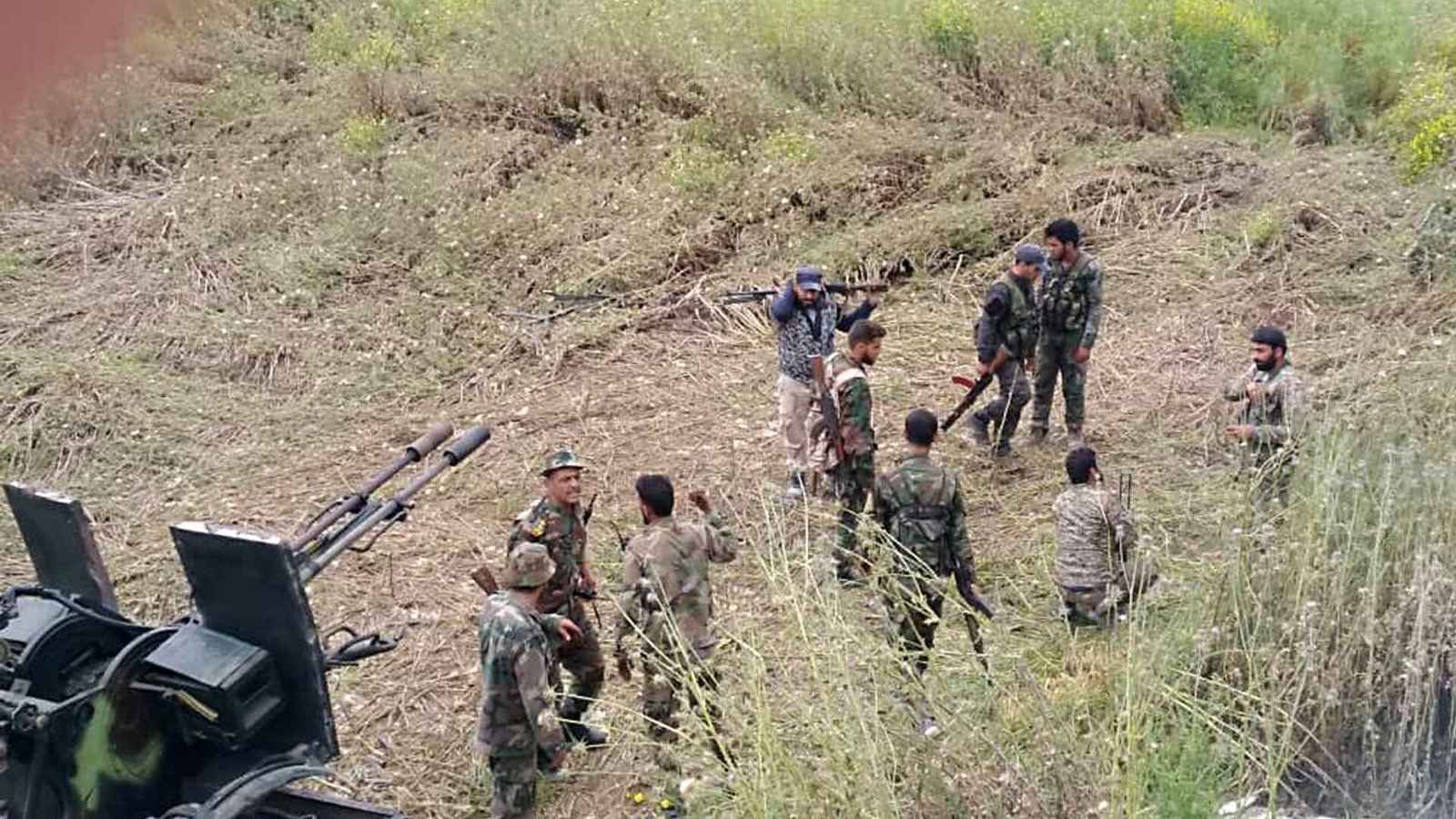 الفصائل المسلحة: مئات الجنود السوريين يسلمون أنفسهم في دير الزور