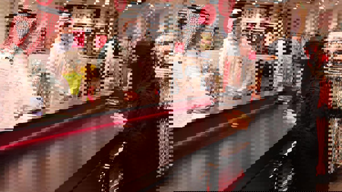 بدء تطبيق قرار قصر العمل في "المولات" على السعوديين