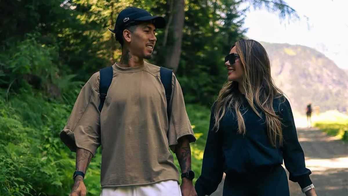 مع أنباء رحيله.. 5 صور مثيرة من إجازة نجم الأهلي السعودي وزوجته (شاهد)