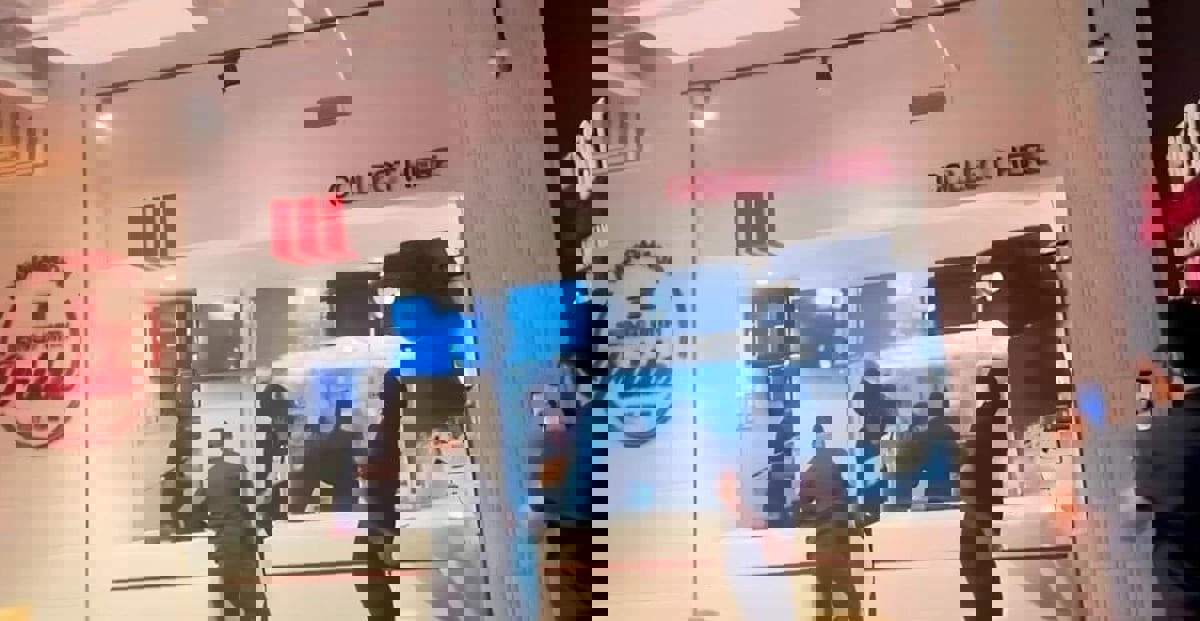 في ثاني هجوم.. مسلحون يدمرون أحد فروع KFC وسط بغداد (فيديو)