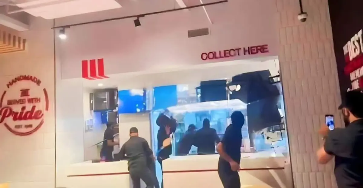 في ثاني هجوم.. مسلحون يدمرون أحد فروع KFC وسط بغداد (فيديو)