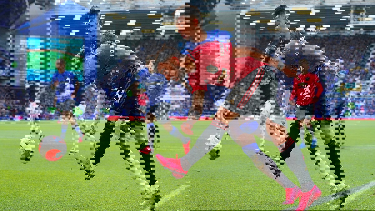 إيفرتون يجبر مانشستر يونايتد على التعادل وخسارة درامية لتوتنهام في الدوري الإنجليزي (فيديو)