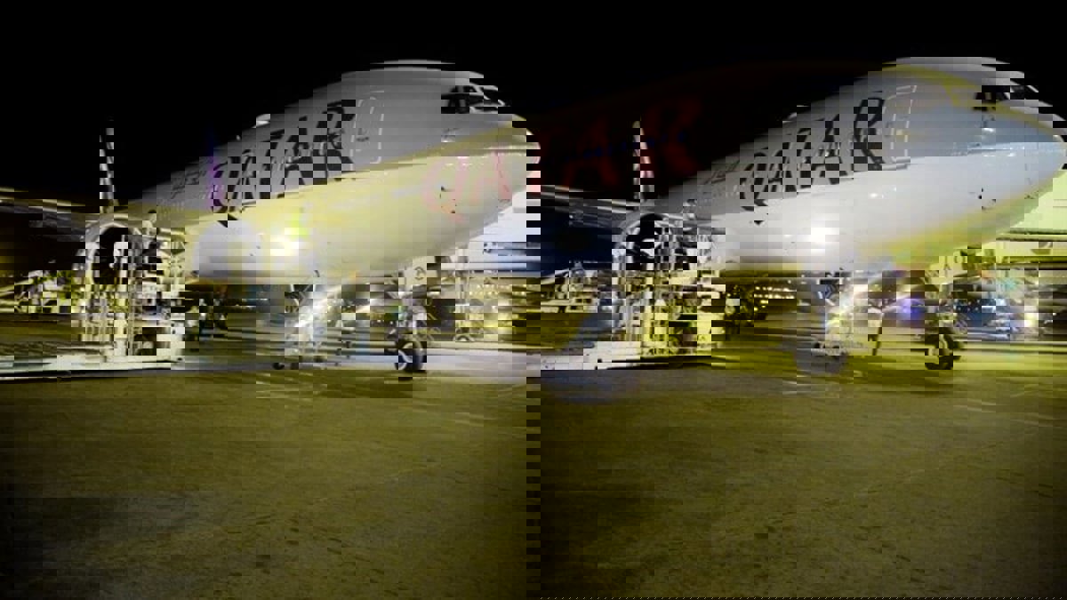 إيران تستقبل شحنة من لقاح أسترازينيكا على متن طائرة قطرية