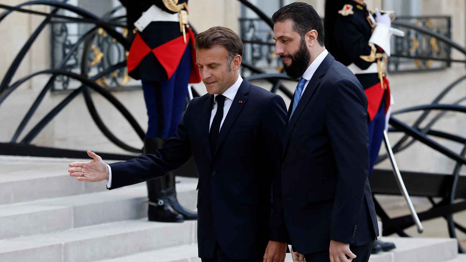 الشرع والشيباني يتجولان قرب برج إيفل وسط باريس (فيديو)