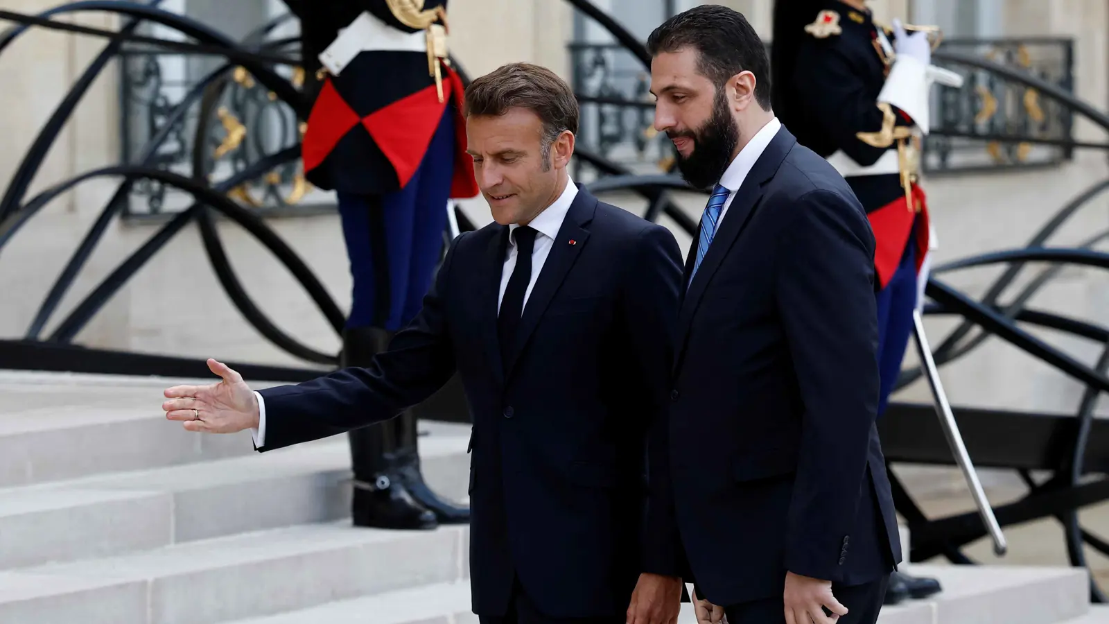 الشرع والشيباني يتجولان قرب برج إيفل وسط باريس (فيديو)