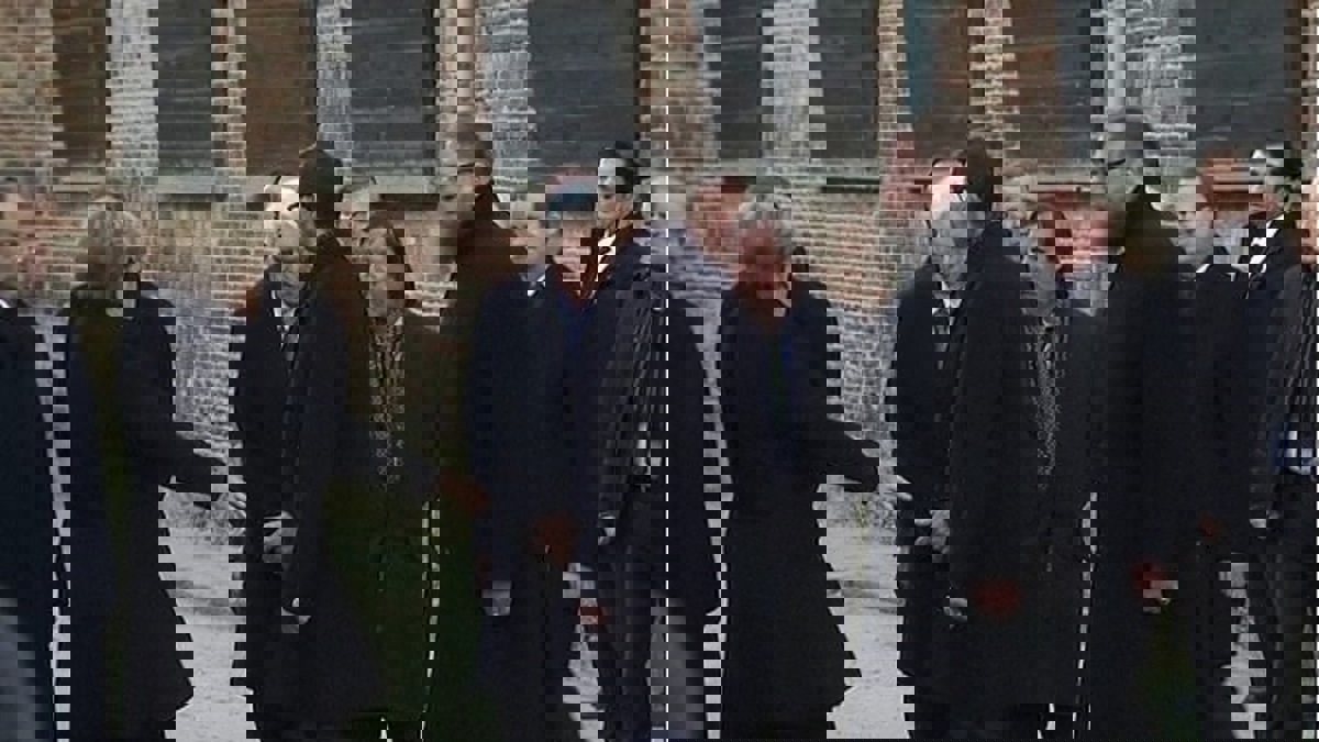 قلق بشأن صحتها.. أنجيلا ميركل تفقد توازنها في معسكر نازي (صور وفيديو)