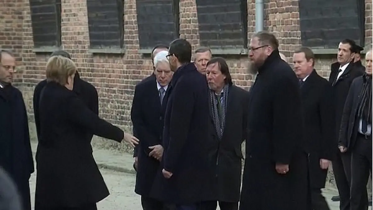 قلق بشأن صحتها.. أنجيلا ميركل تفقد توازنها في معسكر نازي (صور وفيديو)