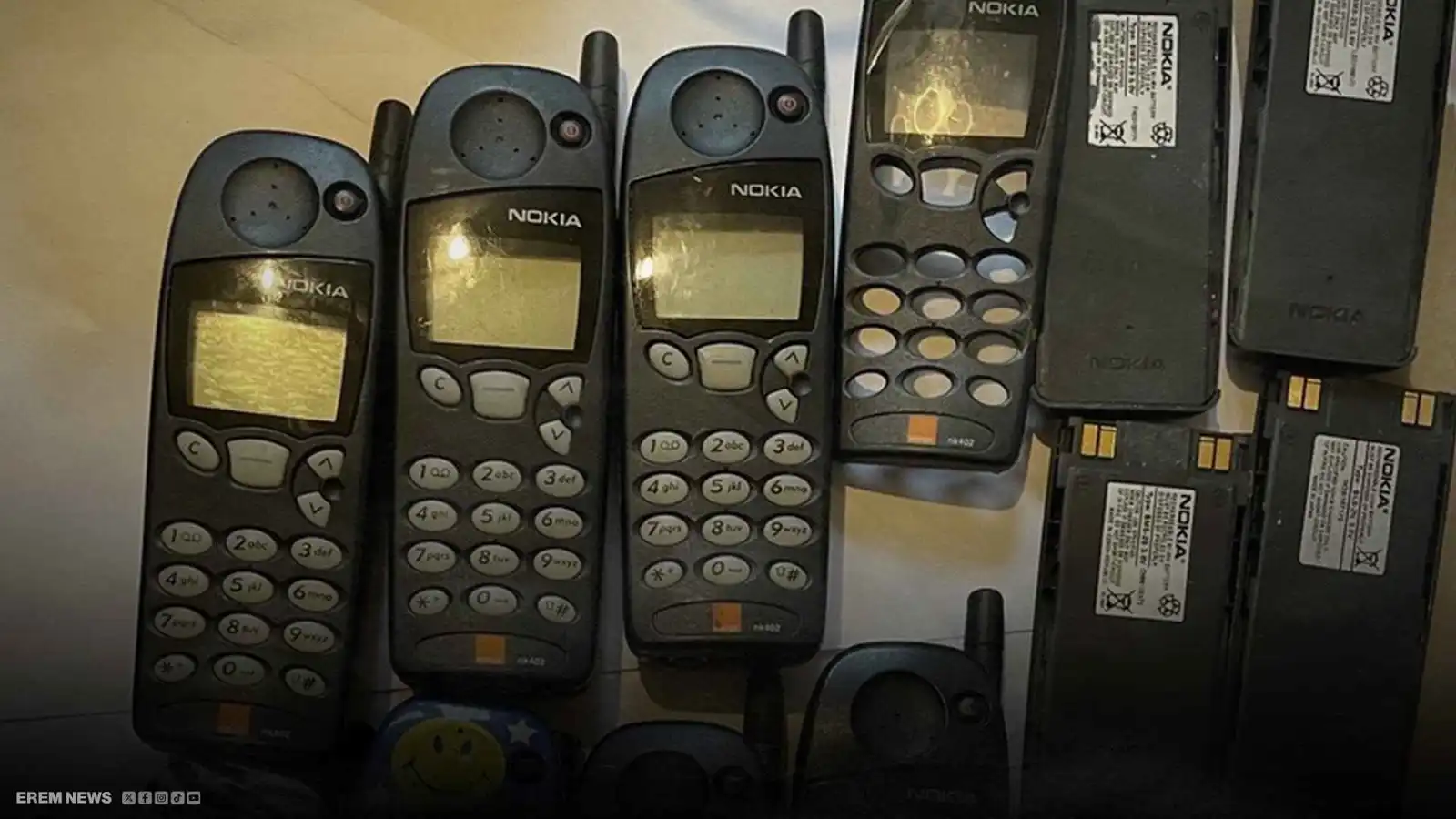 "كنز في هاتفك".. مصريون يتهافتون على الأجهزة القديمة بحثا عن الذهب (فيديو إرم)